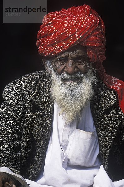 Indien  Rajastan  Samode Dorf  Männer mit bunten Turban