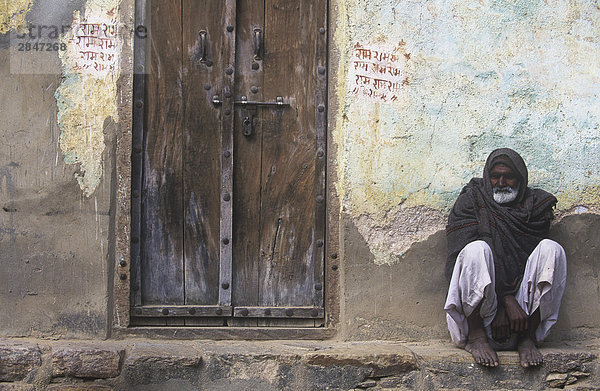 Indien  ruht auf Ledge Rajastan  Jaipur  Dorfbewohner von Tür