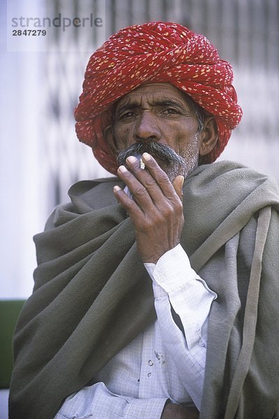 Indien  Rajastan  Samode Dorf  Mann mit Turban colorful Rauchen