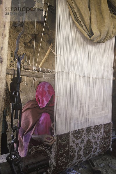Indien  Rajastan  Samode Dorf  Dorf Frau Hand machen Rajastani Teppich auf Webstuhl