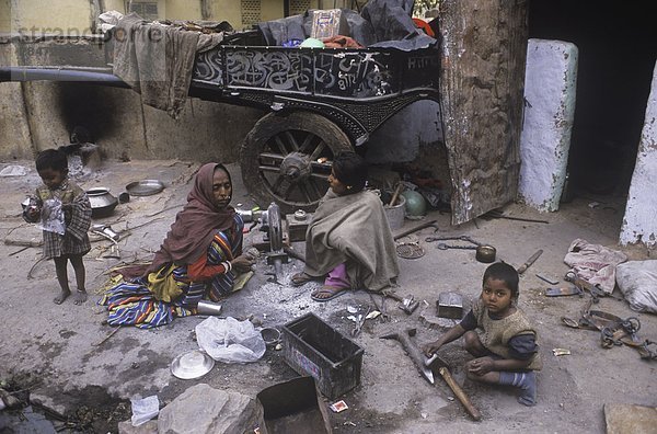 Indien  Rajastan  Amber Village  Berufstätige Mutter und Kinder machen Metallteile