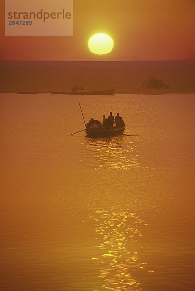 Indien  Varanasi  Ganges Fluss Boot Load Pilger