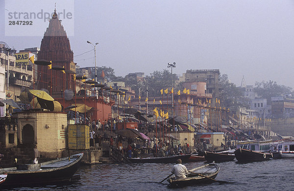 Indien  Varanasi  Ganges Ghats  religiöse Pilger  Baden im Fluss