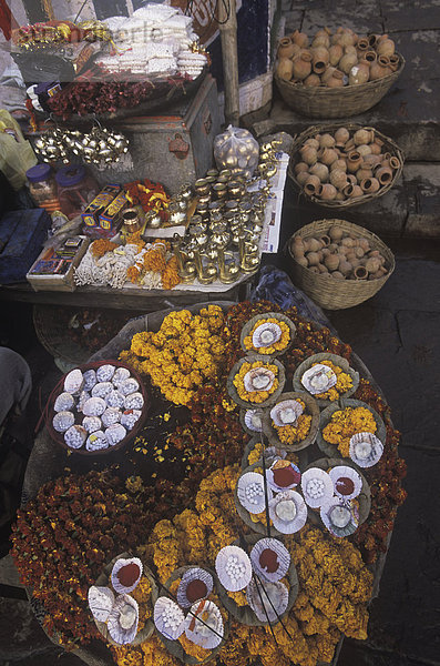 Indien  Varanasi  Dasaswamedh Ghat  religiöse Artikel zum Verkauf