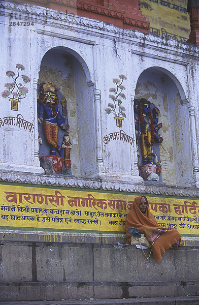 Indien  Varanasi  Ghats  religiös Pilger entlang des Flußufer