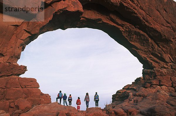 USA  Utah  Arches National Monument  Westfenster mit Gruppe von Kindern in Eröffnung