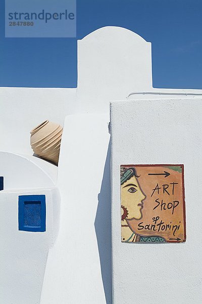 Melden Sie an Außenseite des Gebäudes  Oia  Santorini  Kykladen  Griechenland.
