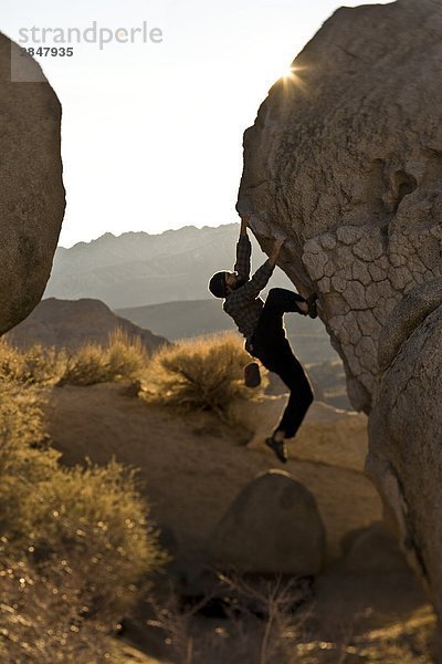 Ein Kletterer Bouldern Held Dach V0 Bishop  Kalifornien  Vereinigte Staaten.