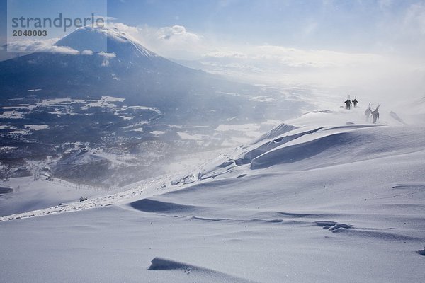 Skifahrer Bootpacking auf einem Bergrücken im Hinterland von Niseko  Japan