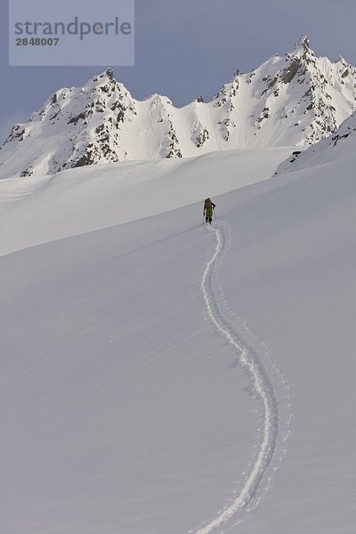 Ein Skifahrer Uptracking gelangen Sie nach Thompson Pass  Valdez  Alaska  USA