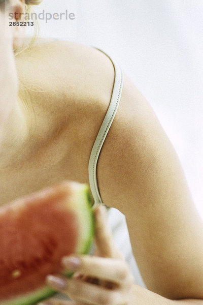 Frau hält Scheibe Wassermelone  beschnitten