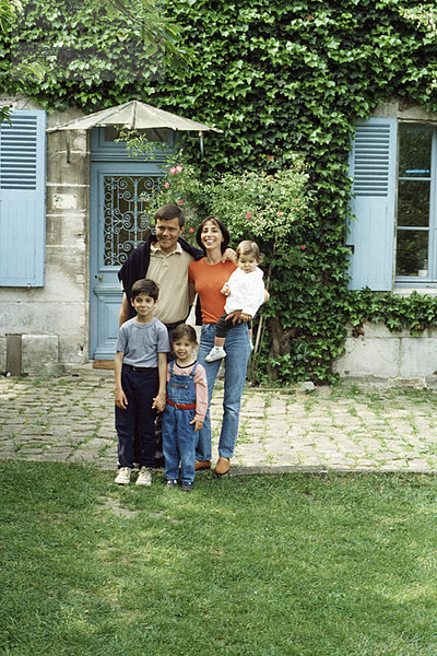 Familie steht vor dem Haus  Porträt