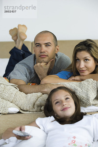 Familie entspannt  gemeinsam fernsehen