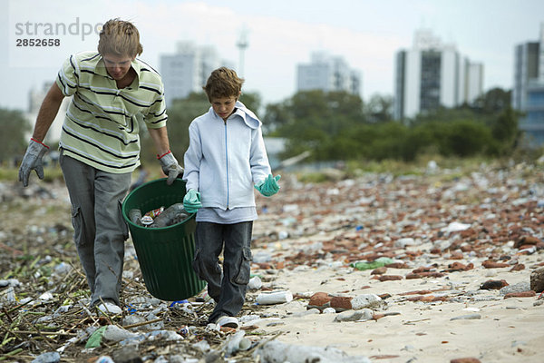 Junge Männer und Jungen beim Sammeln von Wertstoffen auf der Mülldeponie