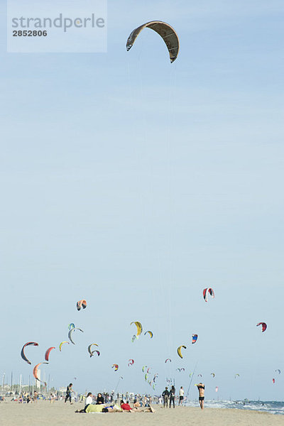 Kitesurfer am Strand