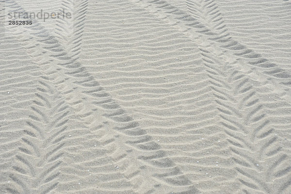 Reifenspuren auf Sand