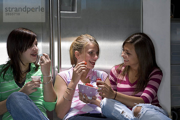 Teenagermädchen lachen und essen