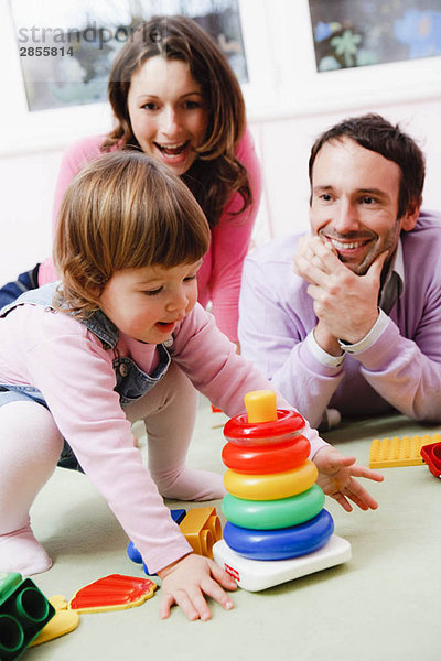 Familie spielt zusammen