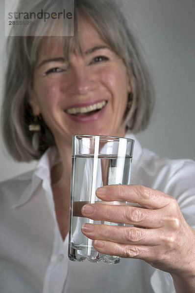 Weibliches Wasserglas