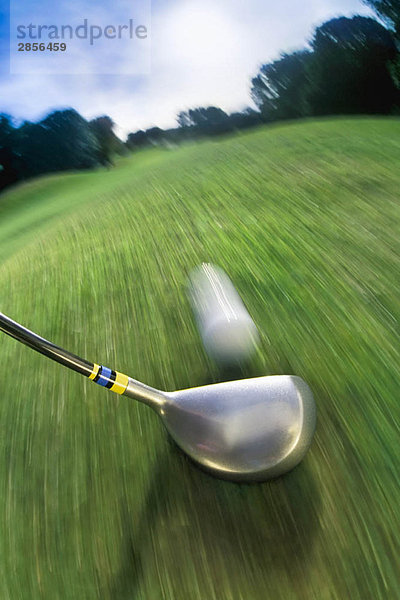 Golfschläger schlagender Ball auf dem Golfplatz