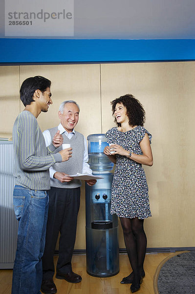 Beiläufige Besprechung mit Büro-Wasserkühler