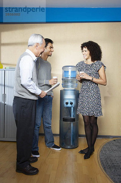 Beiläufige Besprechung mit Büro-Wasserkühler