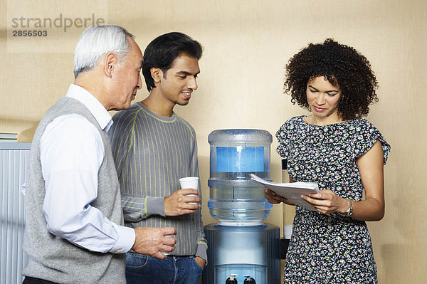 Beiläufige Besprechung mit Büro-Wasserkühler