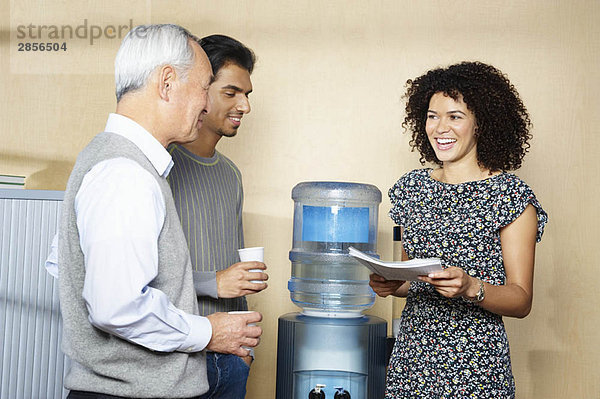 Beiläufige Besprechung mit Büro-Wasserkühler