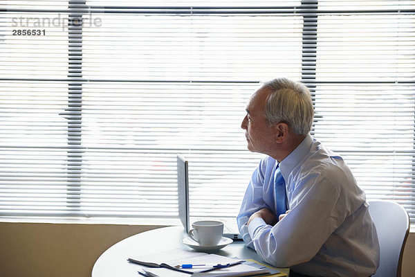 Senior Geschäftsmann im Cafe.