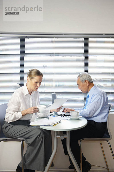 Senior-Mitarbeiter teilen sich den Tisch