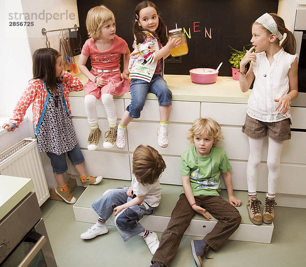 Mädchen und Jungen beim Kochen