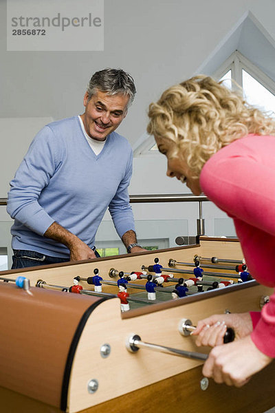 Pärchen beim Tischfußballspielen