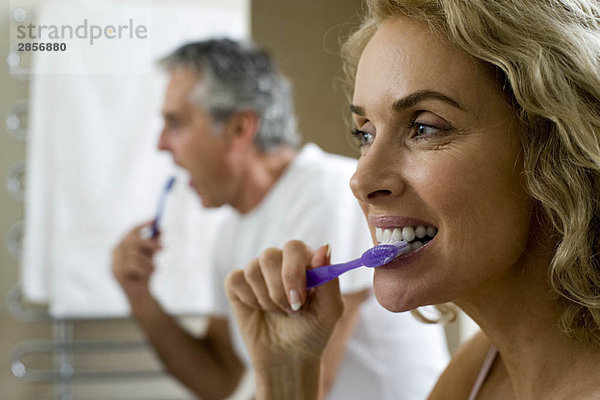 Mann und Frau beim Zähneputzen