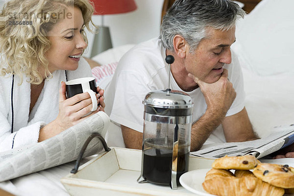 Mann und Frau beim Frühstücken