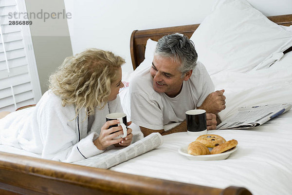 Mann und Frau beim Frühstücken