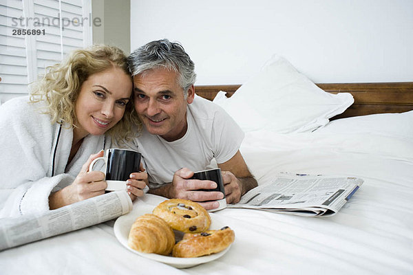 Mann und Frau beim Frühstücken