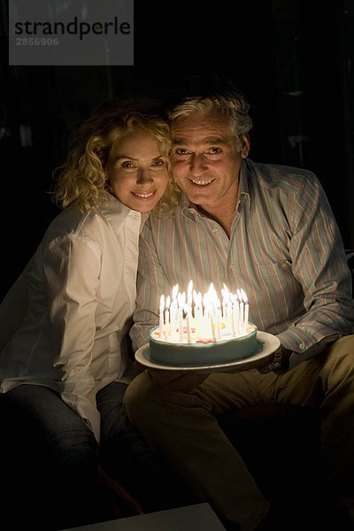 Mann und Frau mit Kuchen