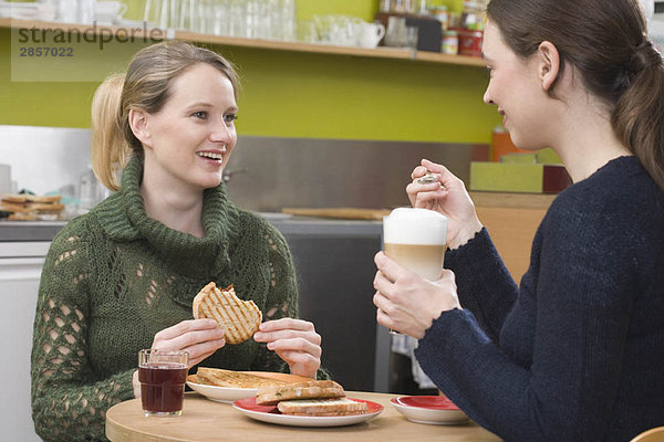 Zwei Frauen im Café  die sich unterhalten.
