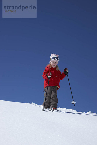 Kleines Mädchen beim Skifahren am Berg