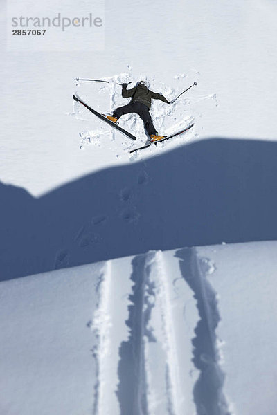 Skifahrer Kopf unten im Schnee