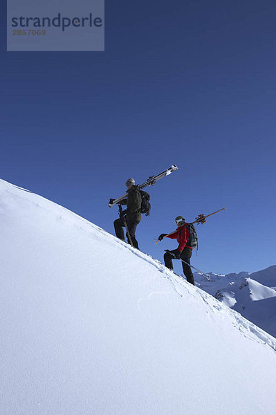 Skifahrer beim Wandern auf der Bergseite