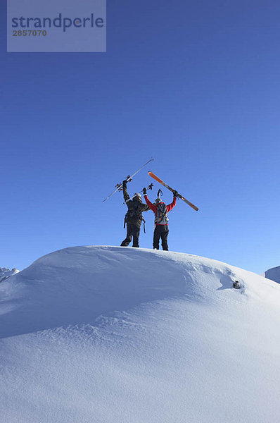 Skifahrer auf dem Gipfel des Berges