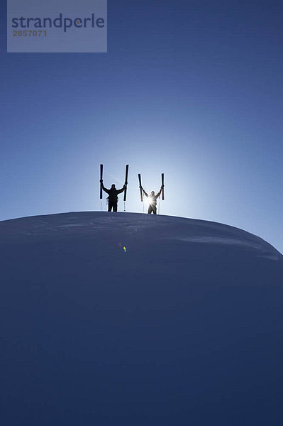 Skifahrer auf dem Gipfel des Berges