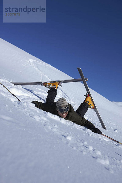 Skifahrer umgestürzt