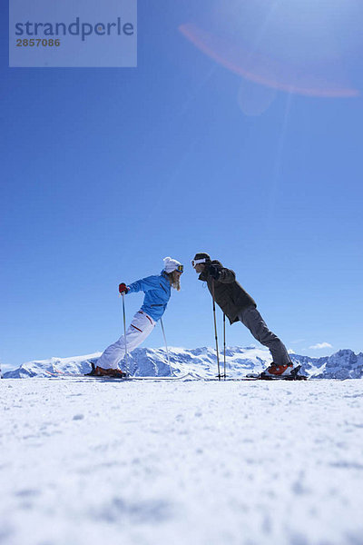 Paar Skifahren auf dem Berggipfel