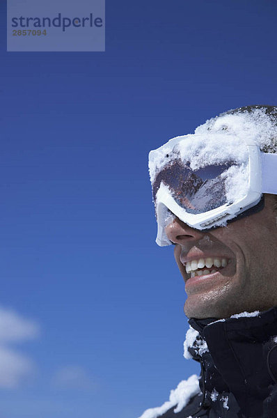 Lachender Mann  Gesicht mit Schnee bedeckt