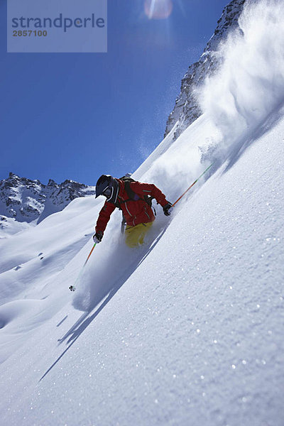 Extremskifahrer am Berghang