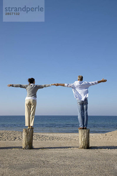 Mann und Frau schauen aufs Meer