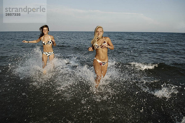 Mädchen Teenager spielen im Meer