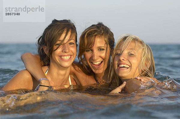 Mädchen Teenager spielen im Meer